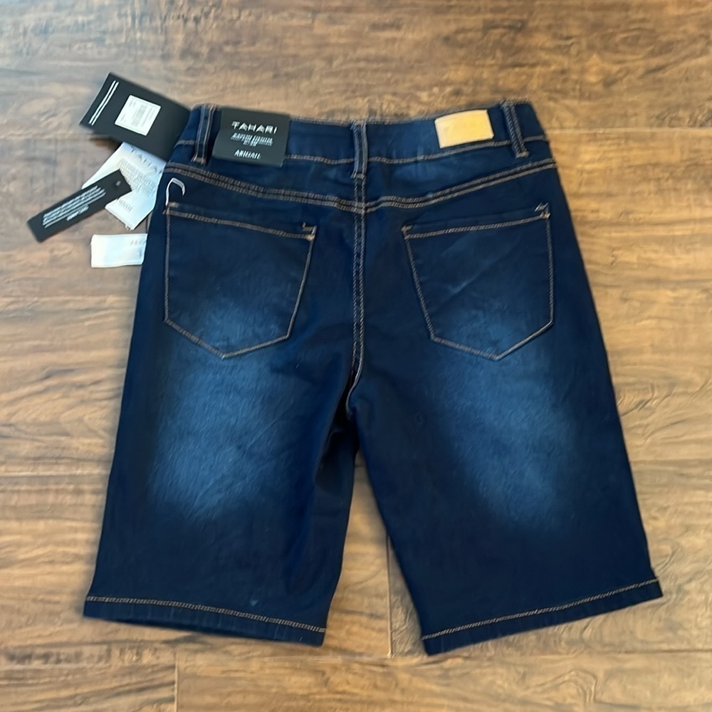 NWT Tahari Rayon Denim Abigail Mid-rise Bermuda Shorts size 6/28. - Picture 6 of 7